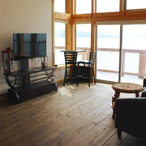 captains suite tv and seats