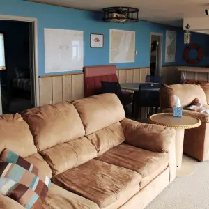 mariners roost front room