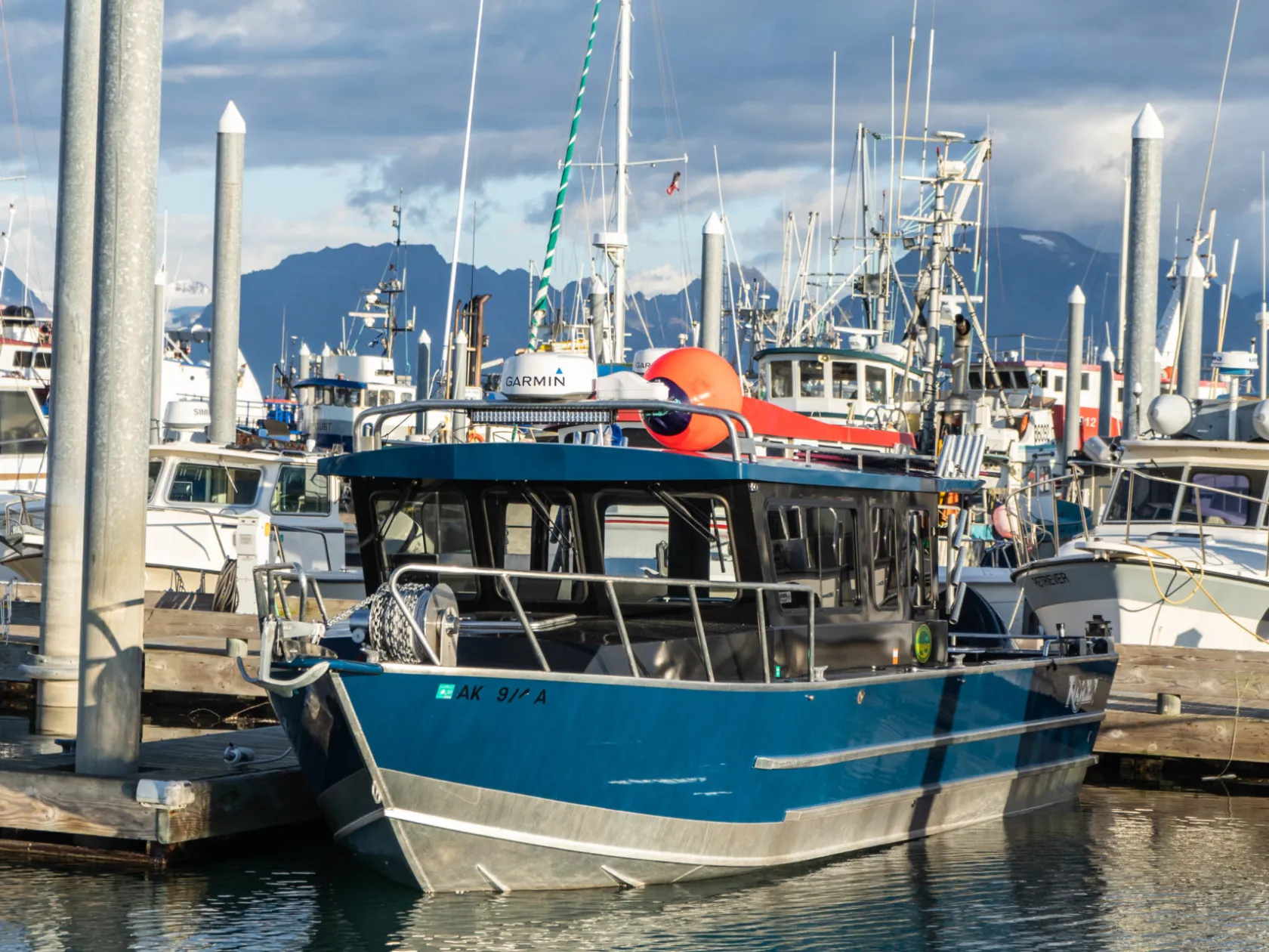 a small boat in a harbor